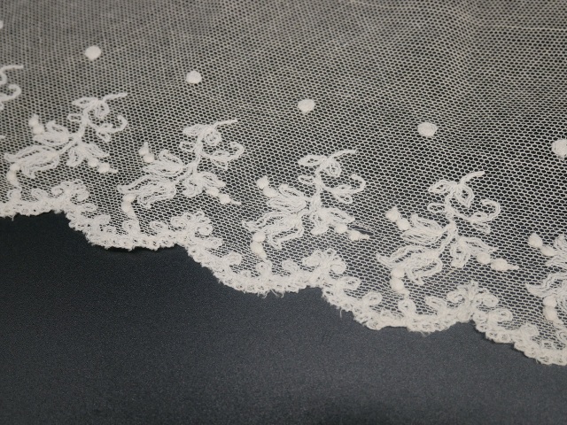 アンティークフランス シルクリボン＆スカラップレース 盛り上げ刺繍ドイリー アンティークフランス シルクリボン＆スカラップレース 盛り上げ