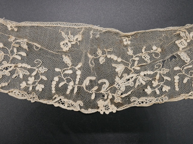 リボン刺繍とフランスアンティークビーズのコサージュ