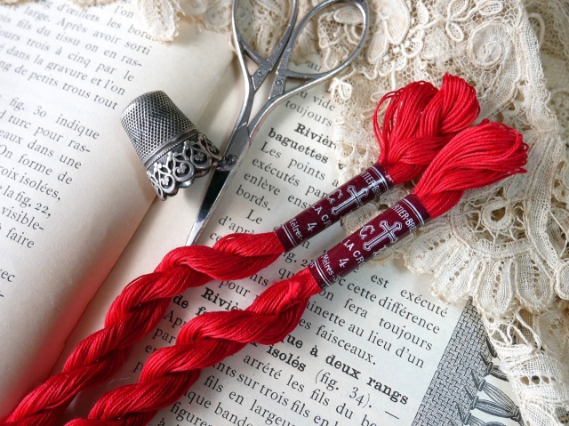 フランス　ブロカント　刺繍　ナプキン　クロス　蚤の市　赤糸刺繍　ドイリー　パリ アンティーク＆ブロカント / 糸巻き /フランスCARTIER-BRESSON刺繍糸2