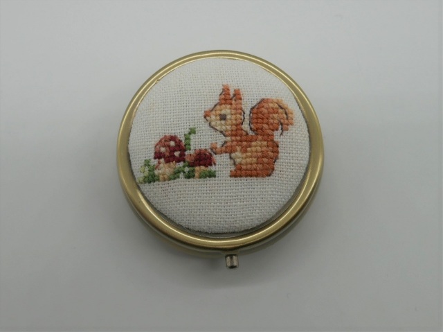 新品未使用　CORAL&TUSK　キノコとシマリス　オーナメント　リネン　刺繍 CORAL&TUSK [Tree Trimmers Wreath Pillow] ツリーを囲む動物