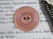 フランスアンティークプラスチックボタン（ラウンドソフトピンクL/M52）