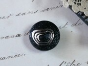 フランスヴィンテージブラックプレスドガラスデザインボタン（直径1.3cm）