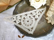 フランスアンティーク三角形ハンドメイドボビンレースモチーフ