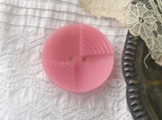 フランスヴィンテージサーモンピンクデザインボタン（直径2.7cm）