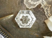 フランスアンティーククリアガラス六角形フラワーボタン(2.2cmX2.0cm)