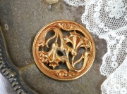 フランスアンティークアール・ヌーヴォー透かし彫り真鍮ボタン（直径3.1cm)