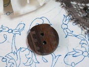 フランスヴィンテージ彫り模様ブラウン木製ボタン（直径2.2cm）