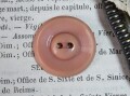 フランスアンティークプラスチックボタン（ラウンドソフトピンクL/M52）