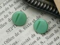 フランスヴィンテージプティグリーンガラスボタン（直径0.9cm）