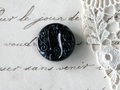 フランスヴィンテージブラックガラスアールヌーヴォー蔦レリーフボタン（直径1.3cm）