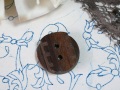 フランスヴィンテージ彫り模様ブラウン木製ボタン（直径2.2cm）