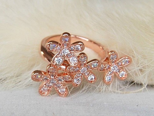 【女の子のプレゼント】フラワーブーケ（花のリング）　英国製　40個以上 繊細なホワイトスワロフスキークリスタルの輝き  ローズゴールドリング　女の子の贈り物　英国製【ギフトBOX付、ラッピング無料】