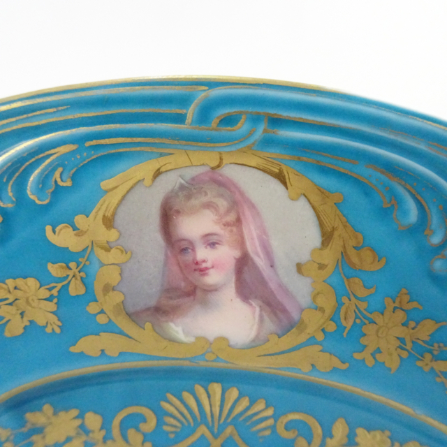 アンティー調/ 女性の肖像画が描かれたガラス製飾り皿 アンティー調/ 女性の肖像画が描かれたガラス製飾り皿 セーヴル