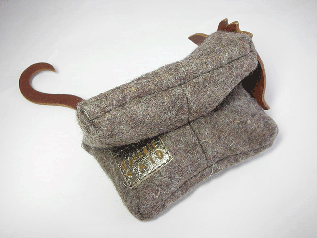 イタリアンレザー 本革 小銭入れ 印鑑ケース キーケース フランス製 手作り 猫 カバ 小物入れ Valerie Said カウハイドｘ厚手フエル 手の平 コイン 家 車の鍵 カード入れ プレゼント 贈り物 送料無料