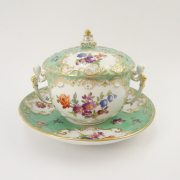 KPM(ベルリン王立磁器製陶所)はドイツにおいて1763年創業の長い歴史を