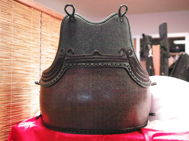 EMBO赤黒 KK3本足 山飾ナナメ