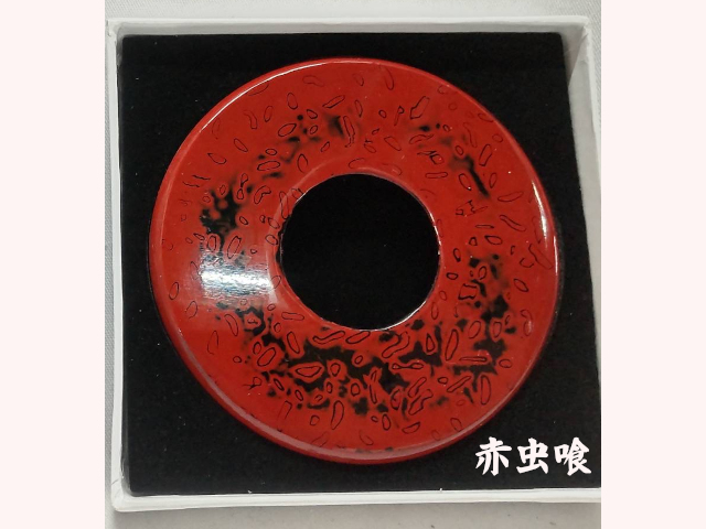 本漆塗革鍔 赤虫喰