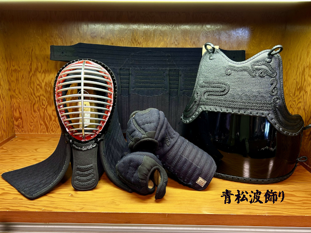 ブラック達磨「戦」青松波飾り