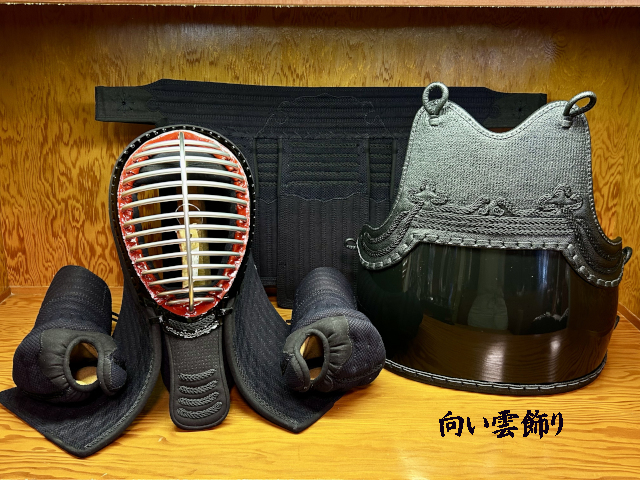 ブラック達磨「戦」向い雲飾り