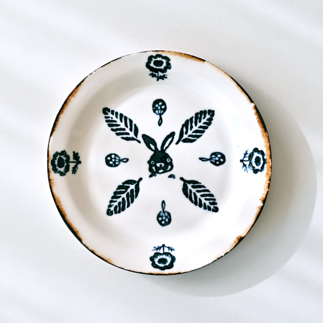 田屋道子　リム皿M（うさぎとアネモネ）