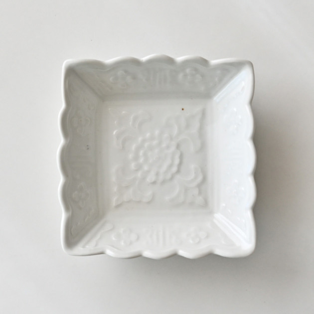 豊増一雄　白瓷花紋四方皿