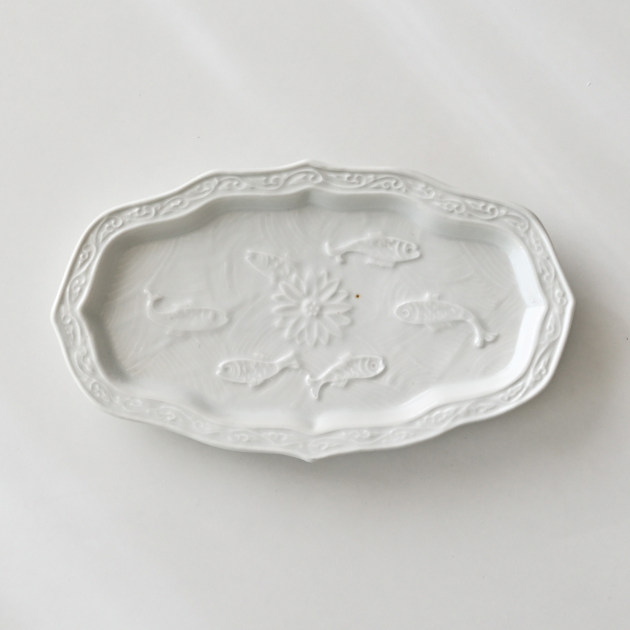 豊増一雄　白瓷魚紋皿（中）