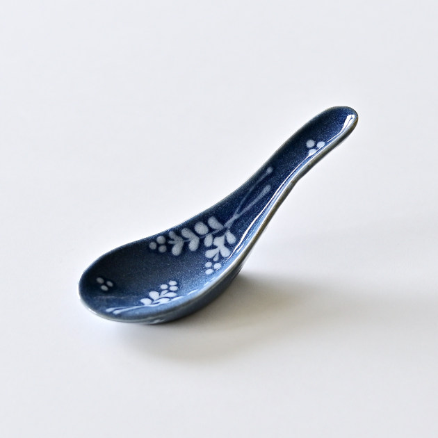 土井善男　紺青草花文レンゲ