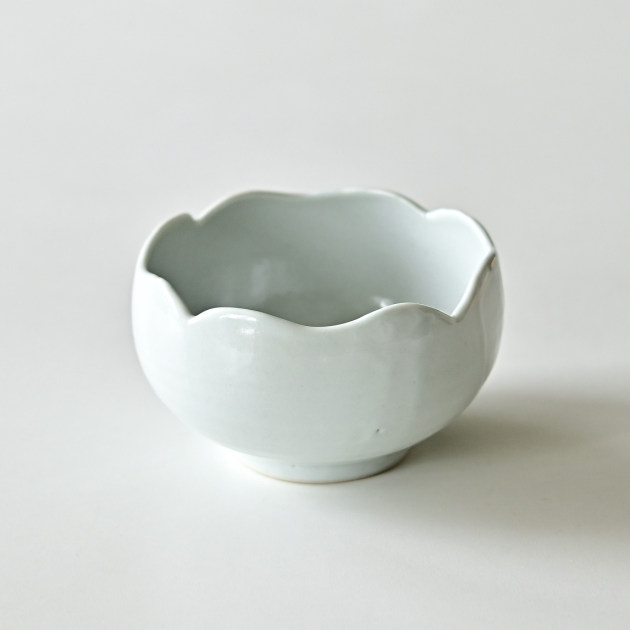 土井善男　乳白釉輪花小鉢