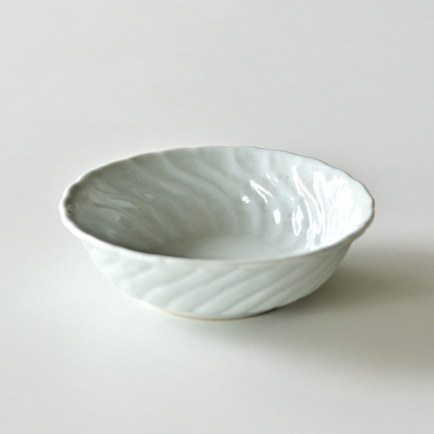 土井善男　乳白釉ねじり文4寸鉢