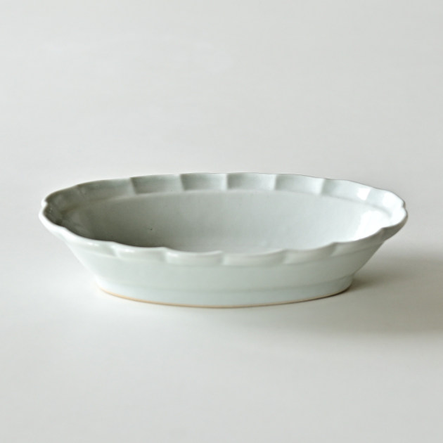 土井善男　乳白釉楕円輪花鉢