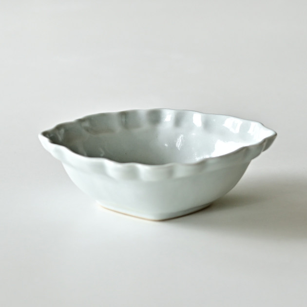 土井善男　乳白釉ひし形輪花鉢