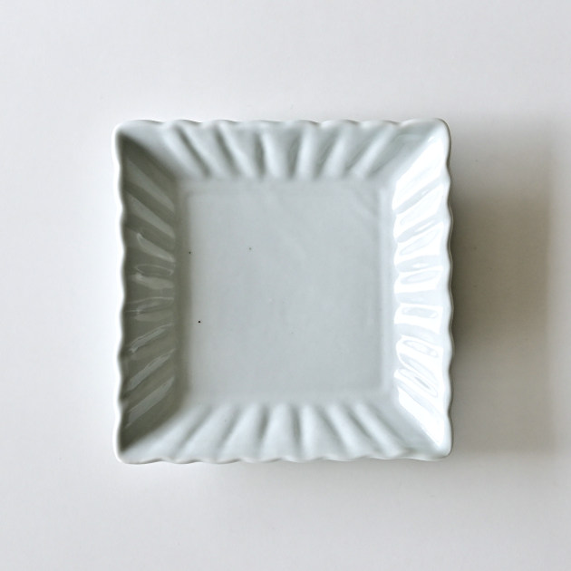 土井善男　乳白釉四方輪花板皿