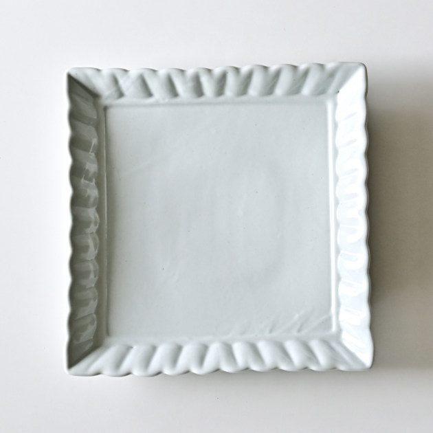 土井善男　乳白釉四方輪花板皿（大）