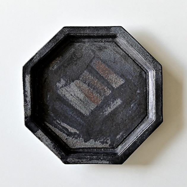 渡辺信史　八角皿（炭黒・大）