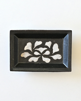 志村睦彦　黒釉白泥牡丹文角皿