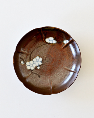 宮岡麻衣子　輪花錆釉梅文小皿