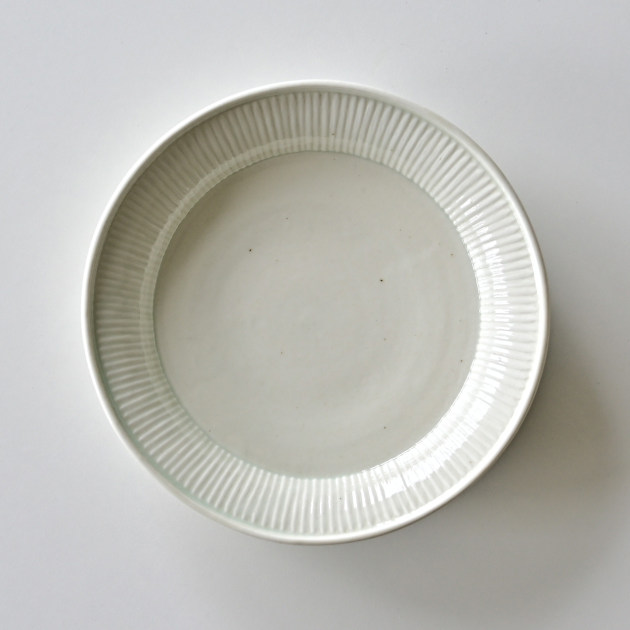 阿部春弥・みか　白磁しのぎ5.5寸皿