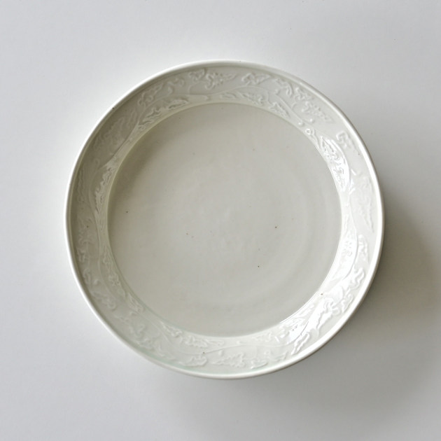阿部春弥・みか　白磁陽刻唐草文5.5寸皿
