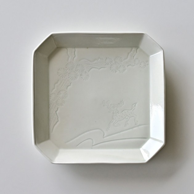 阿部春弥・みか　白磁陰刻鹿に松文四方皿