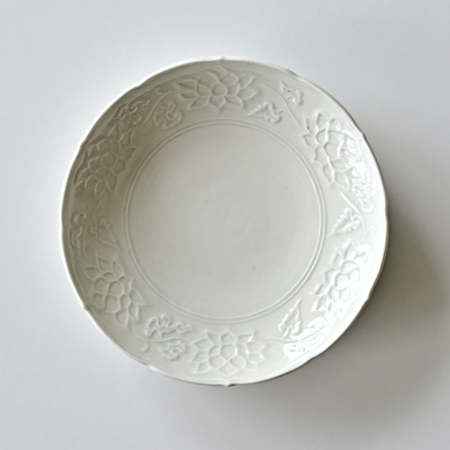 阿部春弥・みか　白磁陽刻蓮唐草文5寸皿