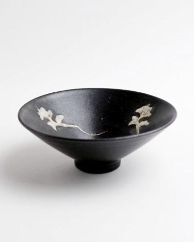 志村睦彦　黒釉白泥雲文小鉢
