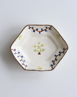 菅野一美　草花文亀甲形小皿