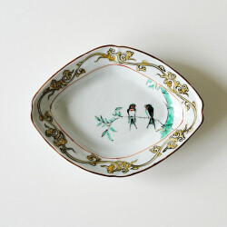 新道工房　色絵双燕図隅入菱形皿