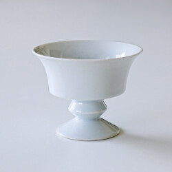 阿南維也　白磁台付角鉢