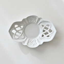 豊増一雄　白瓷茶托（メビウス・大）