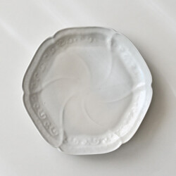 豊増一雄　白瓷印花亀甲皿