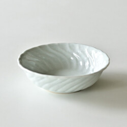 土井善男　乳白釉ねじり文4寸鉢