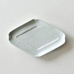 土井善男　乳白釉ひし形板皿