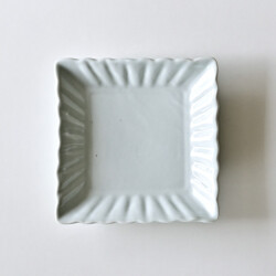 土井善男　乳白釉四方輪花板皿