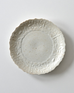 佐藤もも子　青瓷陽刻文芙蓉手5寸輪花皿